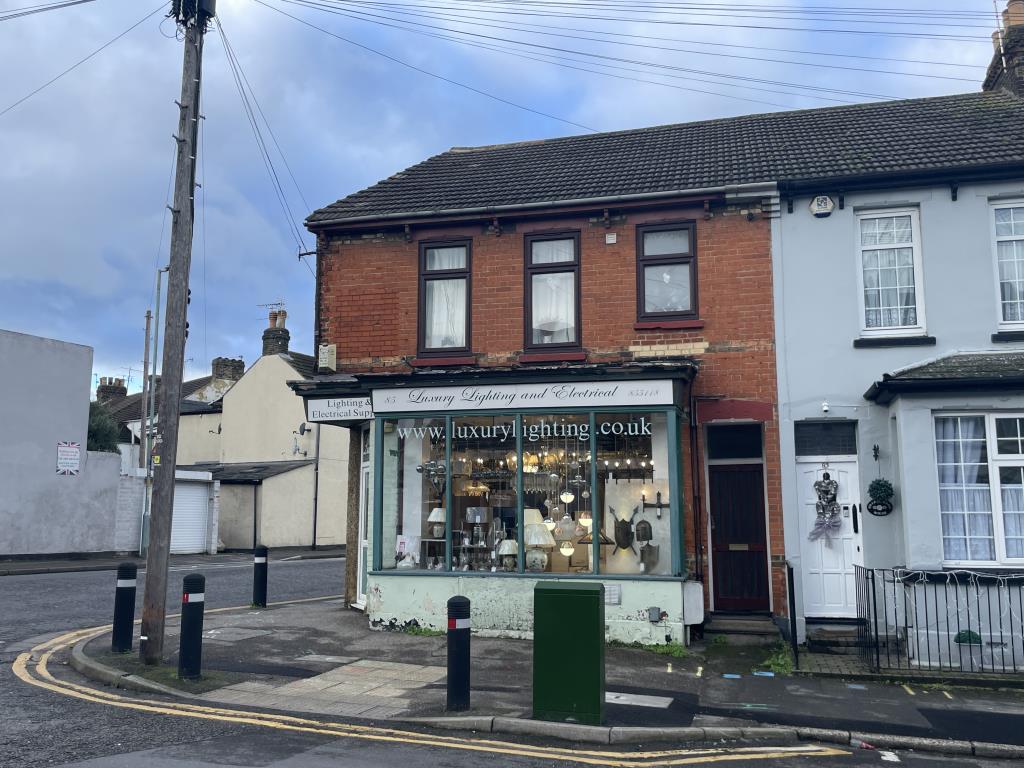 Lot: 11 - COMMERCIAL AND RESIDENTIAL INVESTMENT -